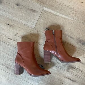 Pointy toe brown heeled boots! 👢